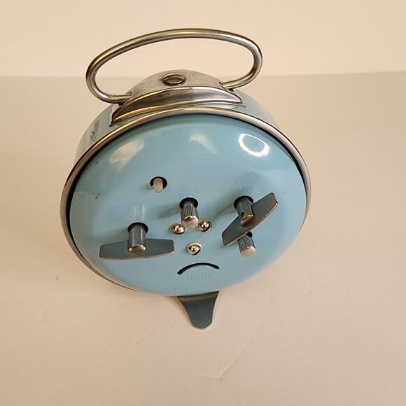 Hero Vintage Inspired Wind Up Metal Table Top Alarm Clock - Picture 5 of 8